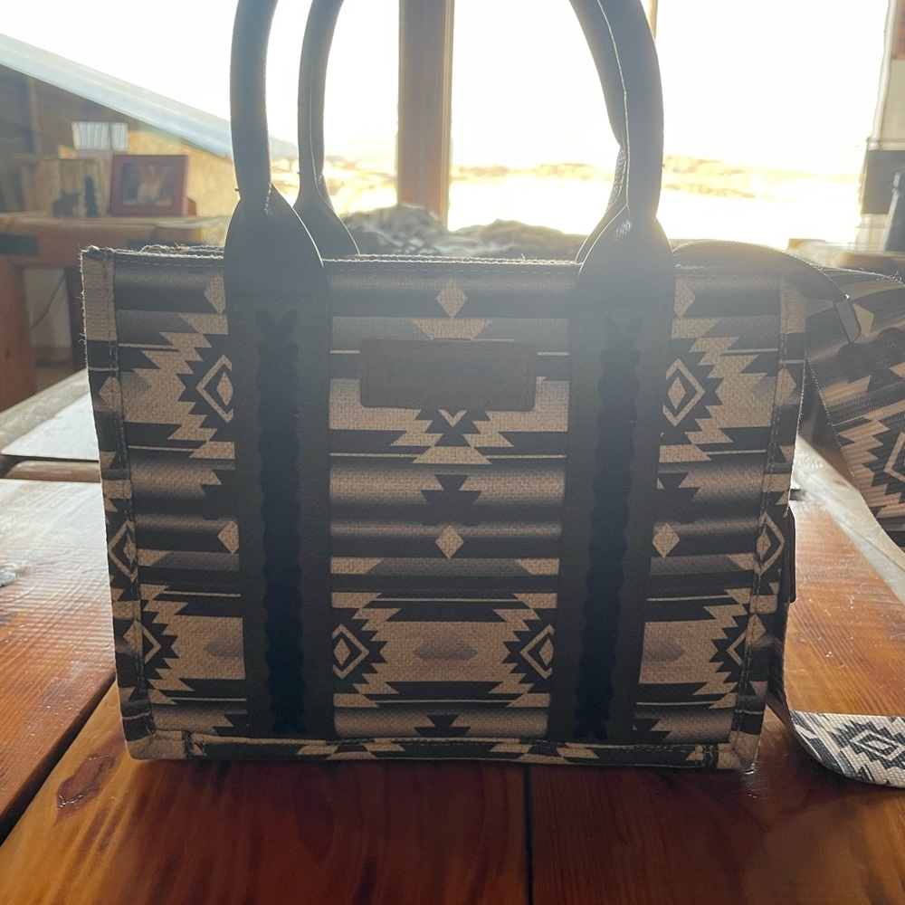 Lightly used women's Montana west wrangler black Aztec purse.